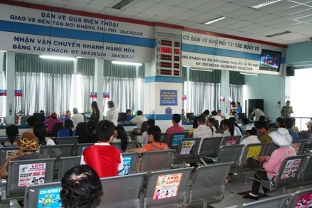 Ngày đầu bán vé tàu Tết ở TPHCM: Kẹt mạng, khó mua  - 3