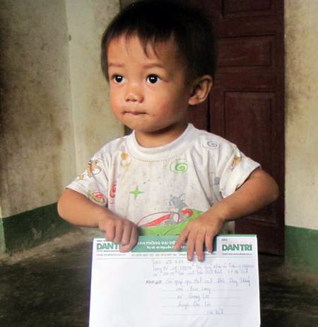 Nhiều tấm lòng hảo tâm đến với “4 em nhỏ mất mẹ trong lũ” - 1