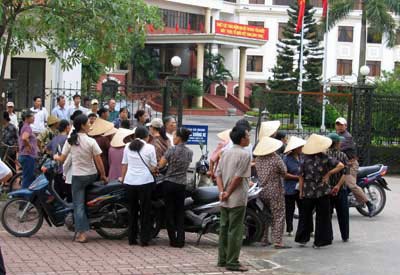 Không thể né tránh khiếu nại đông người - 1 Không thể né tránh khiếu nại đông người - 1