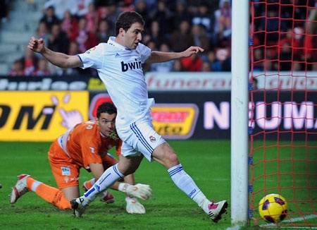 Nhọc nhằn hạ Gijon, Real Madrid trở lại ngôi đầu - 3 Nhọc nhằn hạ Gijon, Real Madrid trở lại ngôi đầu - 3