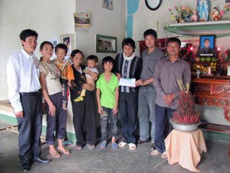 Nhiều tấm lòng hảo tâm đến với “4 em nhỏ mất mẹ trong lũ” - 2