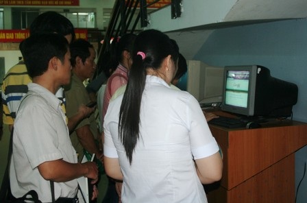 Ngày đầu bán vé tàu Tết ở TPHCM: Kẹt mạng, khó mua  - 1