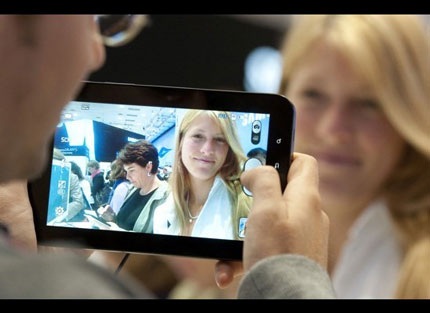 Samsung Galaxy Tab bị “đánh hội đồng” - 1 Samsung Galaxy Tab bị “đánh hội đồng” - 1