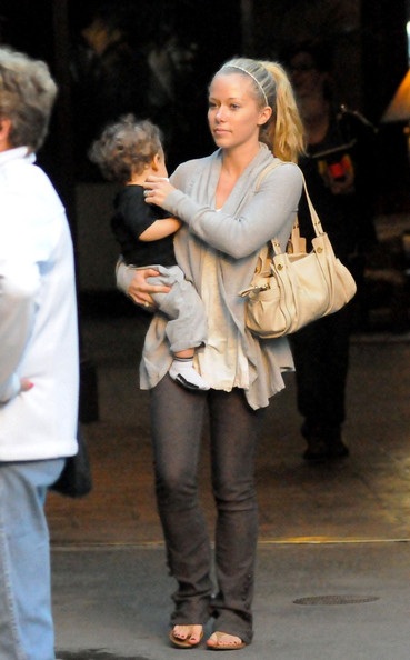 Cậu nhóc nhà Kendra Wilkinson càng lớn càng đáng yêu - 13 Cậu nhóc nhà Kendra Wilkinson càng lớn càng đáng yêu - 13