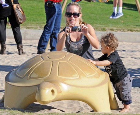 Cậu nhóc nhà Kendra Wilkinson càng lớn càng đáng yêu - 4 Cậu nhóc nhà Kendra Wilkinson càng lớn càng đáng yêu - 4