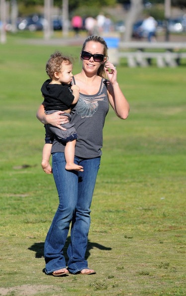 Cậu nhóc nhà Kendra Wilkinson càng lớn càng đáng yêu - 9 Cậu nhóc nhà Kendra Wilkinson càng lớn càng đáng yêu - 9