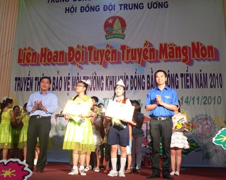 Đội viên, học sinh tham gia tuyên truyền về môi trường - 1 Đội viên, học sinh tham gia tuyên truyền về môi trường - 1
