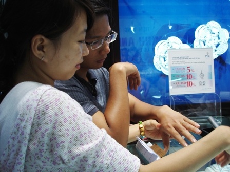 Trang sức cưới ngày càng… nhẹ - 1