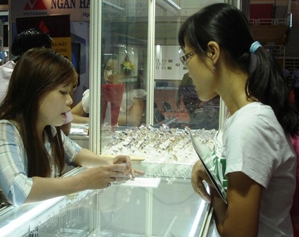 Trang sức cưới ngày càng… nhẹ - 2