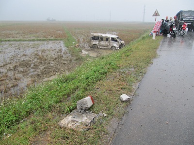 Xe đón hài cốt liệt sĩ lao xuống ruộng, 7 người trọng thương - 3