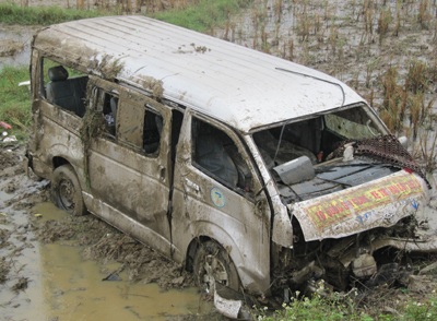 Xe đón hài cốt liệt sĩ lao xuống ruộng, 7 người trọng thương - 1