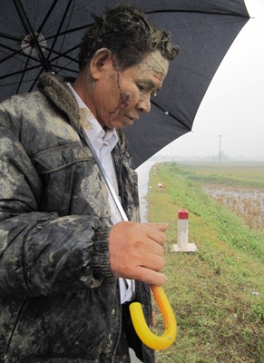 Xe đón hài cốt liệt sĩ lao xuống ruộng, 7 người trọng thương - 2