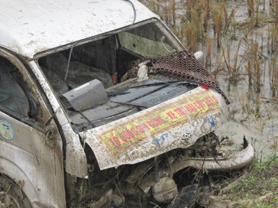 Xe đón hài cốt liệt sĩ lao xuống ruộng, 7 người trọng thương - 4