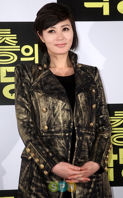Kim Hye Soo rạng ngời trong buổi ra mắt phim mới - 2 Kim Hye Soo rạng ngời trong buổi ra mắt phim mới - 2