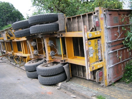 Mặt đường lún, container lật nhào khi đang đậu bên - 1 Mặt đường lún, container lật nhào khi đang đậu bên - 1
