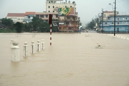 Thừa Thiên - Huế: Thủy điện mở 7 cửa xả lũ, nước đồng bằng lên nhanh - 1