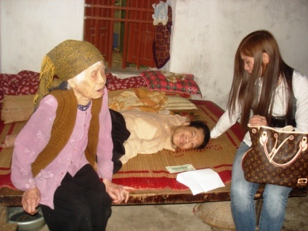 Chi hội phụ nữ việt kiều tại Séc thăm và ủng hộ cụ Đắp - 1