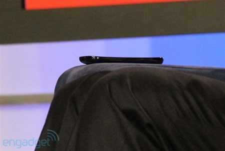 Ngắm Nexus S trên tay CEO của Google - 8 Ngắm Nexus S trên tay CEO của Google - 8