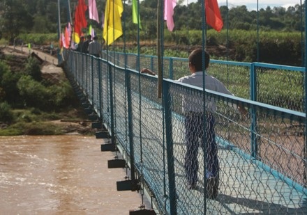 Niềm vui trẻ thơ bên cây cầu mới - 10