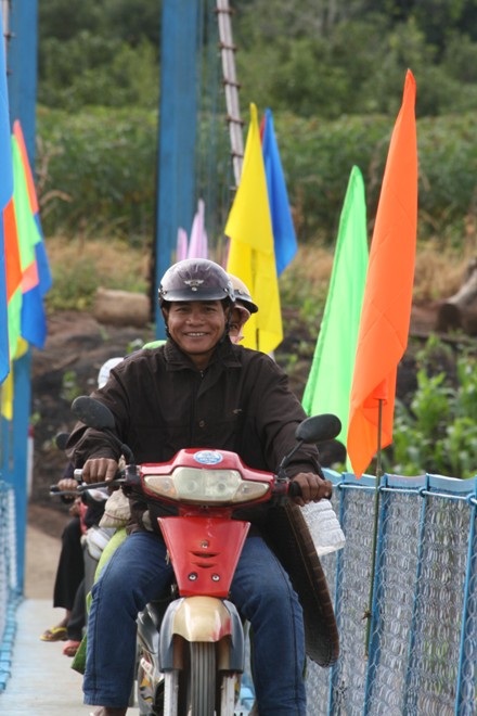 Niềm vui trẻ thơ bên cây cầu mới - 11