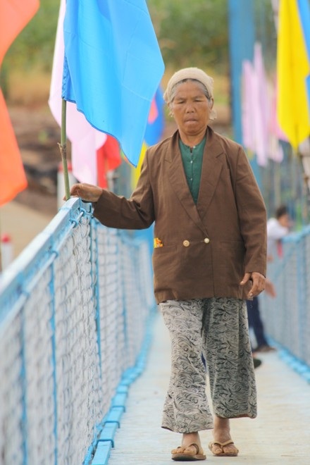 Niềm vui trẻ thơ bên cây cầu mới - 13