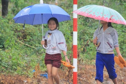 Niềm vui trẻ thơ bên cây cầu mới - 2