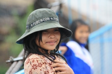 Niềm vui trẻ thơ bên cây cầu mới - 4