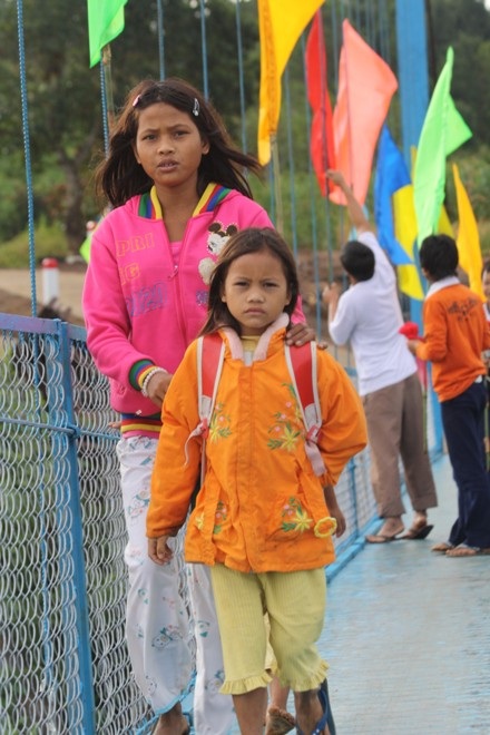 Niềm vui trẻ thơ bên cây cầu mới - 5