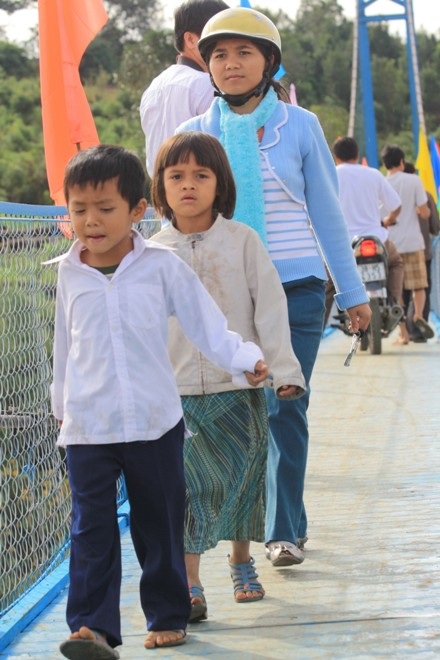 Niềm vui trẻ thơ bên cây cầu mới - 6