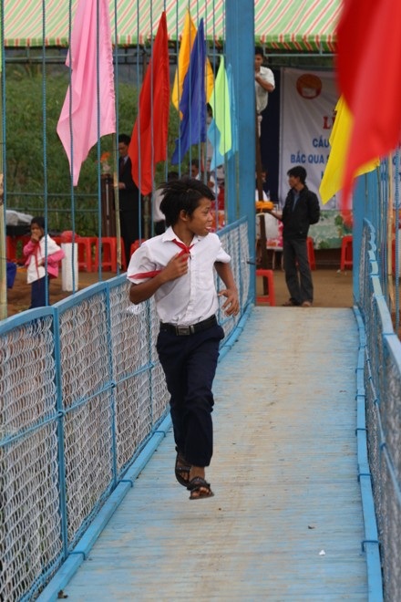 Niềm vui trẻ thơ bên cây cầu mới - 7