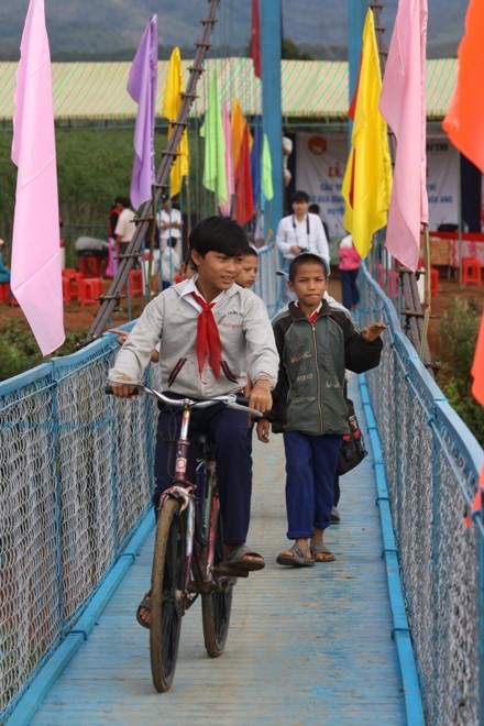 Niềm vui trẻ thơ bên cây cầu mới - 8