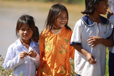 Niềm vui trẻ thơ bên cây cầu mới - 9