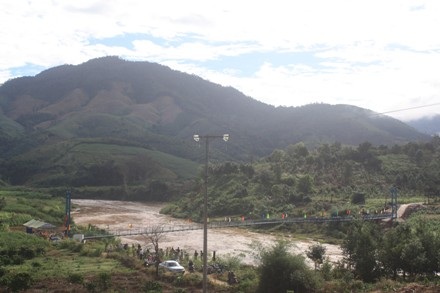 Niềm vui trẻ thơ bên cây cầu mới - 14