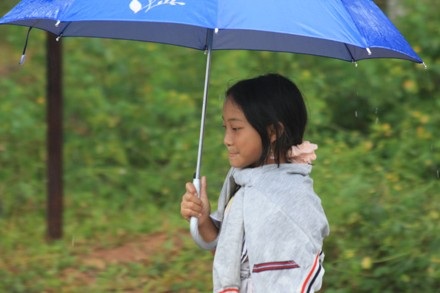 Niềm vui trẻ thơ bên cây cầu mới - 1