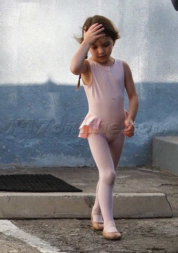 Nhìn lại những khoảnh khắc đáng yêu của bé Suri Cruise - 2 Nhìn lại những khoảnh khắc đáng yêu của bé Suri Cruise - 2