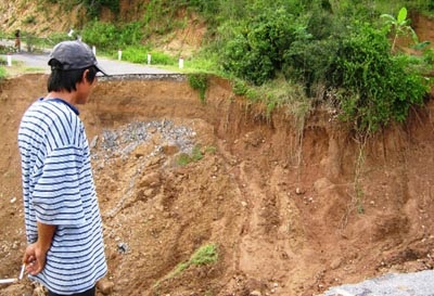 Đường thành hố bom do sụt đất kinh hoàng - 1