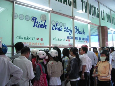 Ngày đầu bán vé tàu Tết ở TPHCM: Kẹt mạng, khó mua  - 4