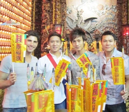 Gia Ngọc “đua sắc” với Manhunt International 2010 - 8 Gia Ngọc “đua sắc” với Manhunt International 2010 - 8