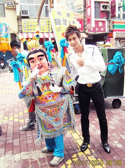 Gia Ngọc “đua sắc” với Manhunt International 2010 - 4 Gia Ngọc “đua sắc” với Manhunt International 2010 - 4