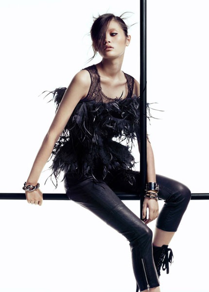 Siêu mẫu Ming Xi gợi cảm với hình ảnh “thiên nga đen” - 5 Siêu mẫu Ming Xi gợi cảm với hình ảnh “thiên nga đen” - 5
