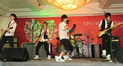 Nghệ sĩ Việt Nam cùng ban nhạc Focus 5 cùng làm từ thiện - 1 Nghệ sĩ Việt Nam cùng ban nhạc Focus 5 cùng làm từ thiện - 1