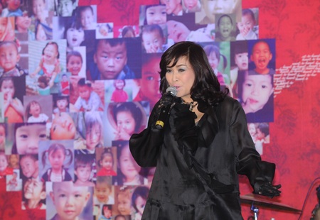 Nghệ sĩ Việt Nam cùng ban nhạc Focus 5 cùng làm từ thiện - 3 Nghệ sĩ Việt Nam cùng ban nhạc Focus 5 cùng làm từ thiện - 3