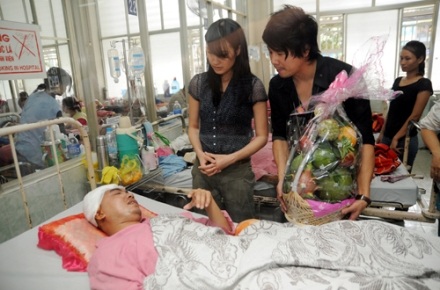 Lần đầu tiên kỷ niệm Ngày thế giới tưởng nhớ nạn nhân TNGT - 2 Lần đầu tiên kỷ niệm Ngày thế giới tưởng nhớ nạn nhân TNGT - 2