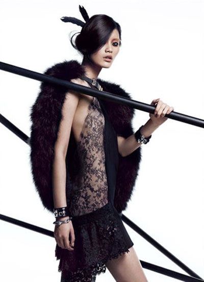 Siêu mẫu Ming Xi gợi cảm với hình ảnh “thiên nga đen” - 7 Siêu mẫu Ming Xi gợi cảm với hình ảnh “thiên nga đen” - 7