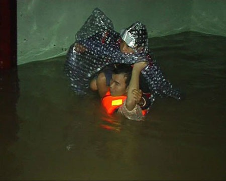 Quê nghèo lại chìm trong lũ - 1 Quê nghèo lại chìm trong lũ - 1