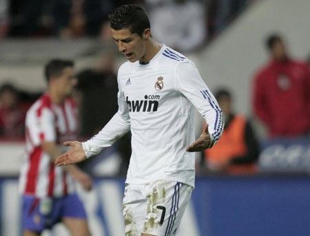 C. Ronaldo lĩnh trọn 7 pha phạm lỗi ác ý ở trận gặp Gijon - 1