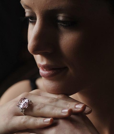 Viên kim cương hồng quý hiếm lập giá kỷ lục - 2