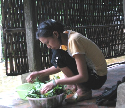 Vợ chồng bệnh binh nuôi 6 con đại học - 2