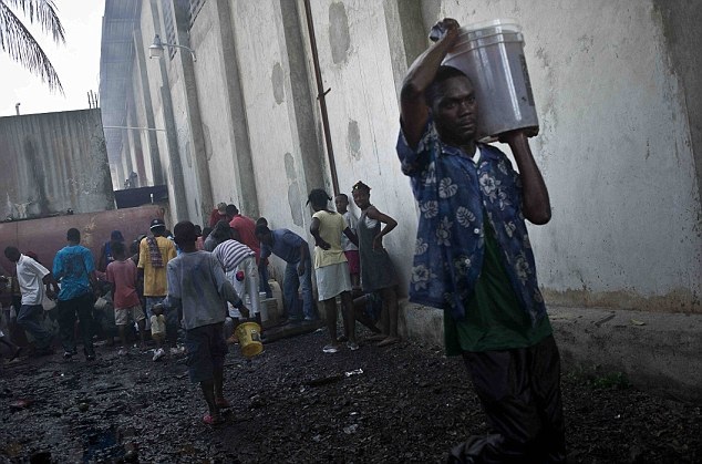 Dân Haiti đang tuyệt vọng - hình ảnh gây sốc ngay trên đường phố - 6 Dân Haiti đang tuyệt vọng - hình ảnh gây sốc ngay trên đường phố - 6