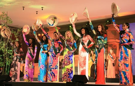 Người đẹp Hoa hậu Trái đất thướt tha với áo dài - 1